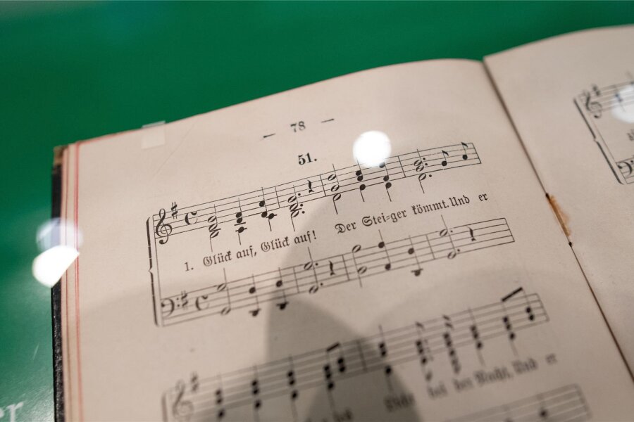 Steigerlied-Wette zum Tag der Sachsen in Aue: Online-Abstimmung endet in Kürze - Das Steigerlied in einem Liederbuch für Berg- und Hüttenleute aus dem Jahr 1903.