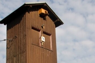 Steigerturm in Dörfel soll tierische Gäste beherbergen - Am Mittwoch, 14.30 Uhr wird der Turm offiziell übergeben.