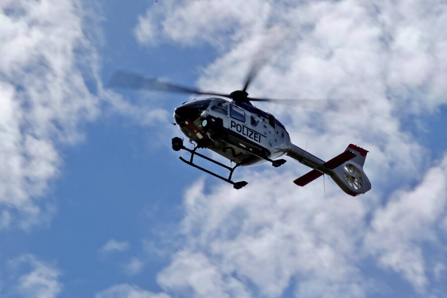 Stein- und Flaschenwürfe: Polizei-Hubschrauber sucht in Kirchberg nach Rüpeln - 