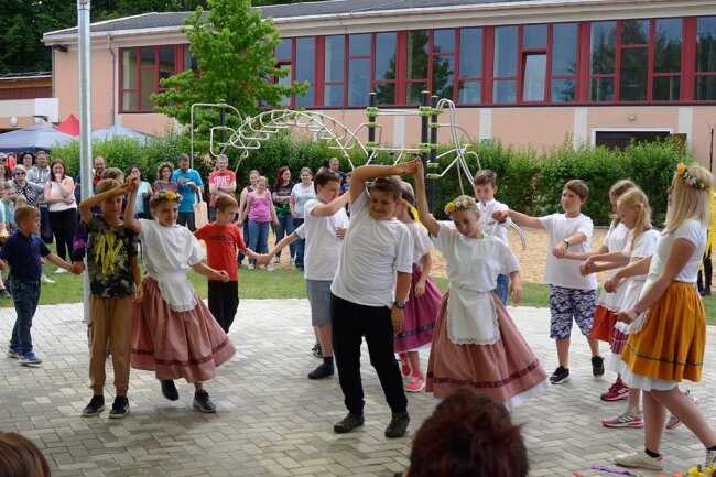 Die 16 Grundschüler aus Steinbergs Partnerort Chyše waren beim Programm "Wir tanzen durch Europa" mit Tänzen aus ihrer tschechischen Heimat vertreten.