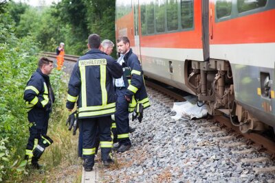 Steinbrocken beschädigt Dieseltank von Zug der Erzgebirgsbahn - Bahnstrecke Zwönitz-Aue gesperrt - 