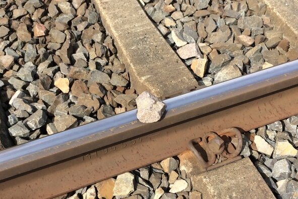 Steine auf Schienen gelegt: Zugstrecke in Plauen gesperrt - 