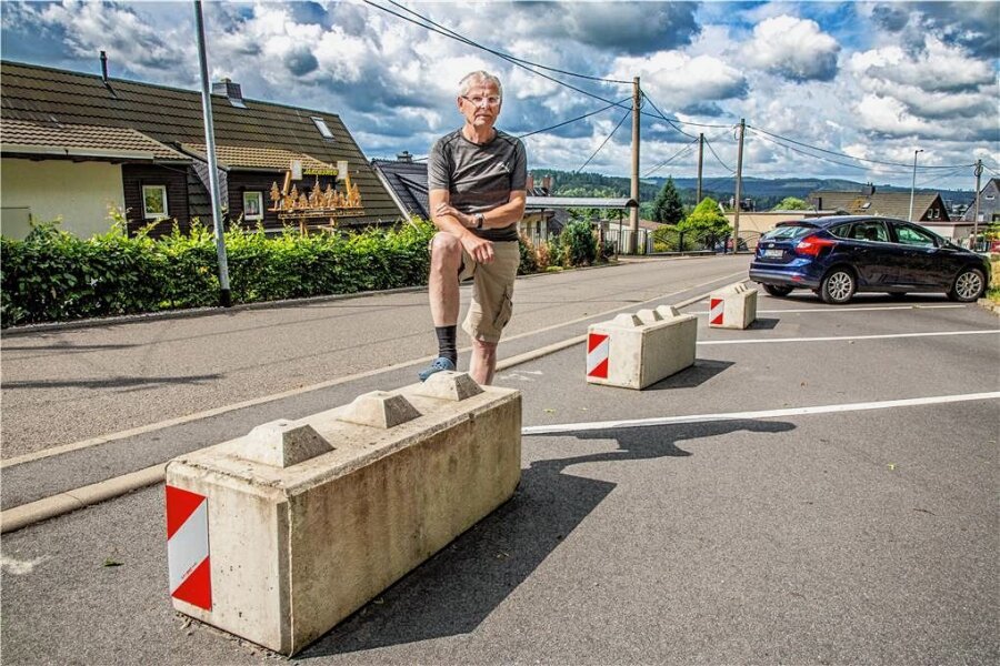Steine des Anstoßes: Warum in Falkenau Betonklötze statt Autos parken - Roland Seifert, Bewohner der Gustav-Haubold-Siedlung, stört sich an den überdimensionierten Legosteinen.