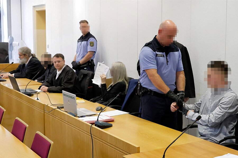 Steinewerfer von der A 72: Angeklagte belasten sich zu Prozessauftakt gegenseitig - Am Landgericht Chemnitz begann am Freitag der Prozess gegen die drei Angeklagten, die im Verdacht stehen, Gegenstände auf die A 72 geworfen zu haben.