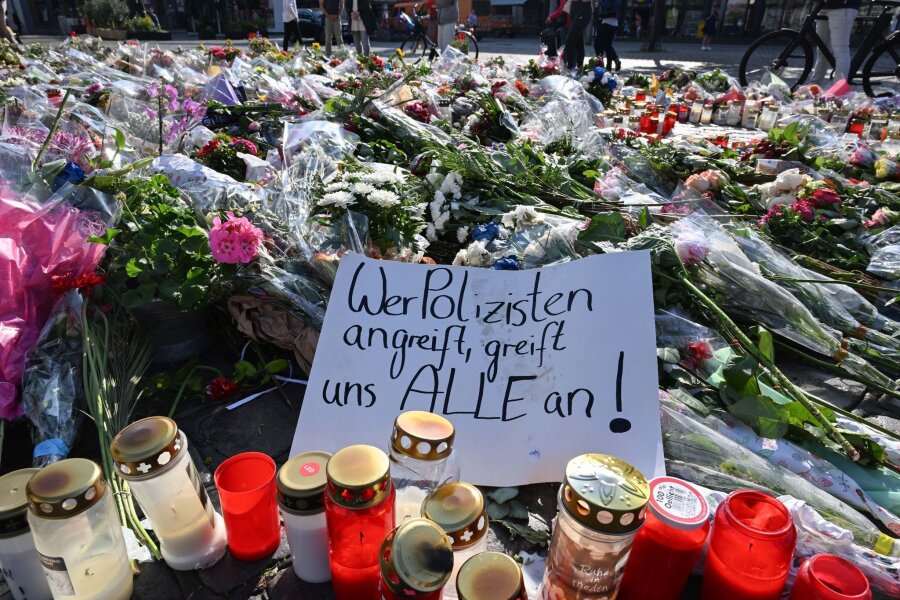 Steinmeier erinnert an getöteten Polizisten in Mannheim - Blumen und Kerzen auf dem Marktplatz in Mannheim zum Gedenken an den getöteten Polizisten.