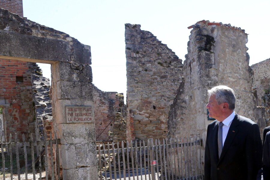 Steinmeier gedenkt in Oradour der Opfer des SS-Massakers - Bundespräsident Joachim Gauck besichtigte am 04.09.2013 die Mahn- und Gedenkstätte Oradour-sur-Glane in Frankreich.
