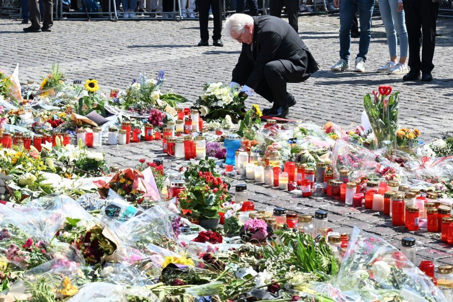 Steinmeier: Messerattacke in Mannheim "blutiger Terrorakt" - Bundespräsident Frank-Walter Steinmeier legt einen Trauerkranz nieder.