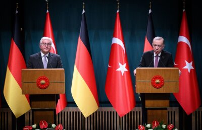 Steinmeier und Erdogan bleiben in Nahost-Frage uneins - Bundespräsident Frank-Walter Steinmeier (l) und der türkische Präsident Recep Tayyip Erdogan äußern sich bei einer Pressekonferenz nach ihrem Gespräch im Präsidialpalast.