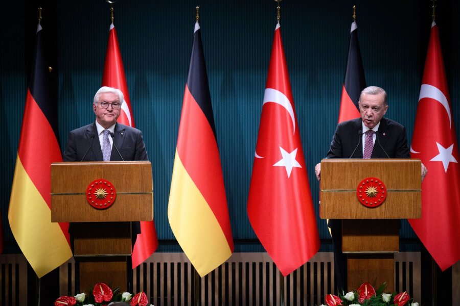 Steinmeier und Erdogan bleiben in Nahost-Frage uneins - Bundespräsident Frank-Walter Steinmeier (l) und der türkische Präsident Recep Tayyip Erdogan äußern sich bei einer Pressekonferenz nach ihrem Gespräch im Präsidialpalast.