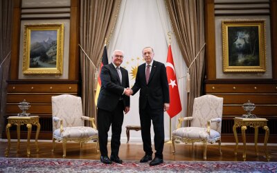 Steinmeier und Erdogan bleiben in Nahost-Frage uneins - Handschlag in Ankara: Bundespräsident Frank-Walter Steinmeier (l) und der türkische Präsident Recep Tayyip Erdogan.