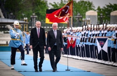 Steinmeier und Erdogan bleiben in Nahost-Frage uneins - Bundespräsident Frank-Walter Steinmeier (r) wird von dem türkischen Präsidenten Recep Tayyip Erdogan am Präsidialpalast mit militärischen Ehren begrüßt.