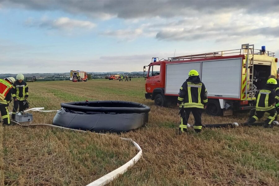 Steinpleis: Traktorbrand entpuppt sich als Übung für die Feuerwehren - Um ausreichend Löschwasser zu haben, wurde auch ein Behälter mit Wasser gefüllt.