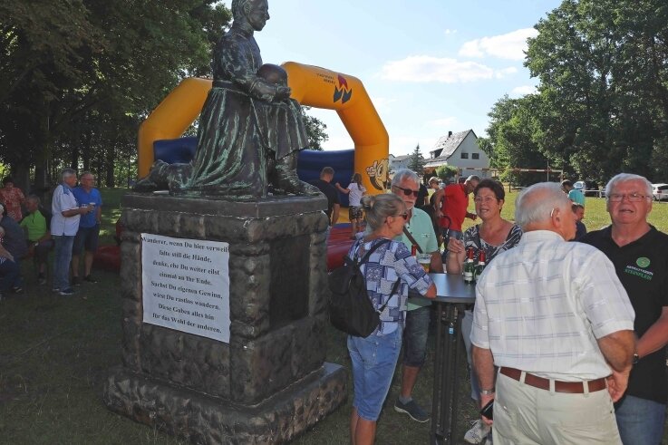 Der Heimatverein hatte den Nachbau des Kriegerdenkmals auf dem Oberdorf vor der Turnhalle aufgebaut. 