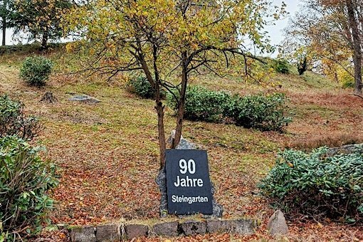 Steinreiches Juwel bekommt in Tannenbergsthal historisches Aussehen zurück - Eine Tafel erinnert an das Jubiläum der ungewöhnlichen Anlage.