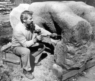 Steinskulptur symbolisiert die Verwandlung - Der Bildhauer Rolf Magerkord im Jahre 1986 bei der Gestaltung der "Daphne". Das Kunstwerk steht seitdem auf dem Theaterplatz in Plauen. 