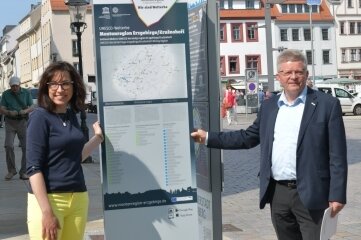 Stelen weisen Weg zum Welterbe - Anja Fiedler, Leiterin des Amtes Kultur-Stadt-Marketing, und Matthias Lißke, Geschäftsführer der Wirtschaftsförderung Erzgebirge, an der Stele am Obermarkt.