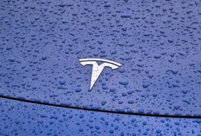Stellenabbau bei Tesla - Experte erwartet "Durchhänger-Jahr" - Steht Tesla im Regen? Der US-Hersteller will mehr als zehn Prozent seiner Stellen weltweit abbauen.