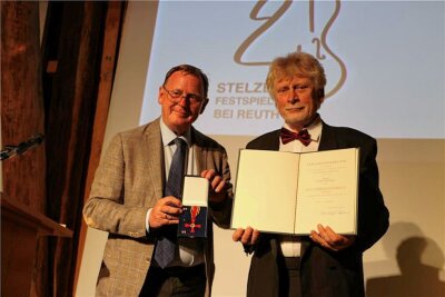 Stelzen: Bundesverdienstkreuz an Henry Schneider verliehen - Henry Schneider bekommt die hohe Ehrung von Thüringer Ministerpräsident Bodo Ramelow überreicht.