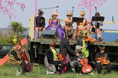 Stelzenfestspiele in diesem Jahr komplett unter freiem Himmel - Das Waldorchester und die Wiesenstreicher haben in diesem Jahr unter freiem Himmel ihren Auftritt.