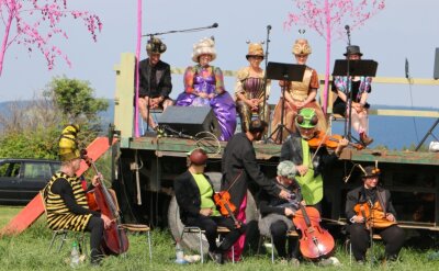 Stelzenfestspiele unter freiem Himmel - Das Waldorchester und die Wiesenstreicher haben in diesem Jahr unter freiem Himmel ihren Auftritt.