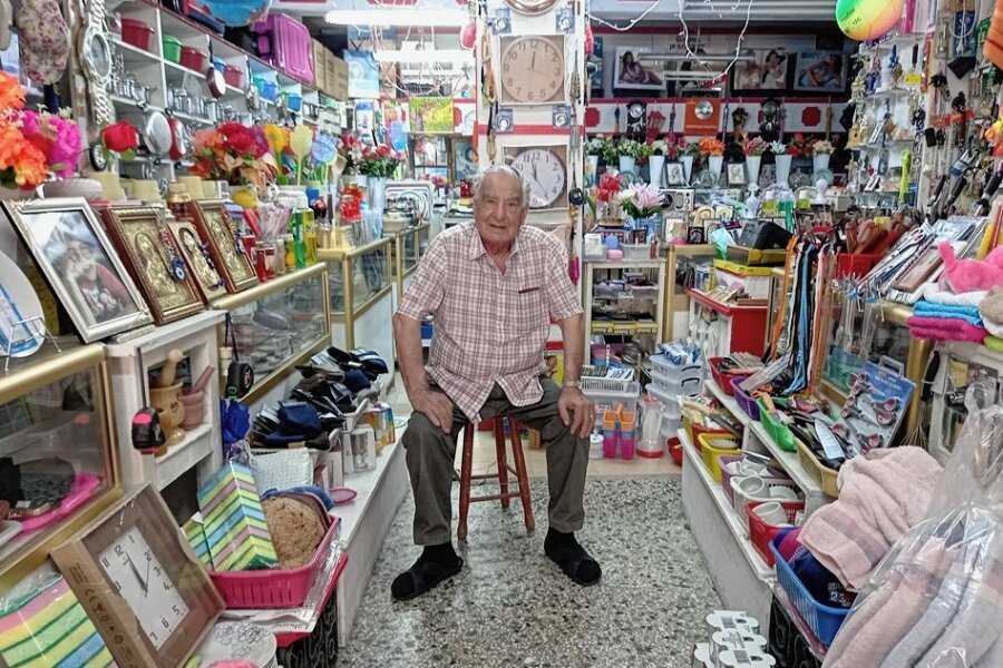 Der Grieche Dimitris Stamenas, 87, der seit 1953 sein Geschäft in Nea Zichni betreibt, will weiterarbeiten - "bis ich umfalle!" 