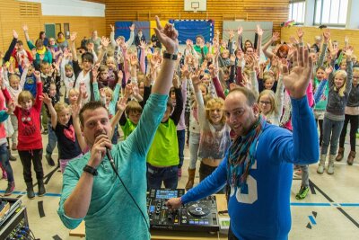 Stereoact-DJs legen für Zwönitzer Ferienkinder auf - Stereoact alias Rico Einenkel und Sebastian Seidel (vorn von links).
