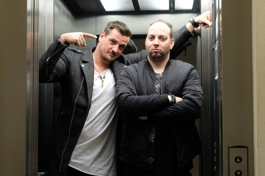 Stereoact geht bei der Echo-Verleihung leer aus - Rico Einenkel (l) und Sebastian Seidel am Dienstag in Chemnitz in einem Fahrstuhl.