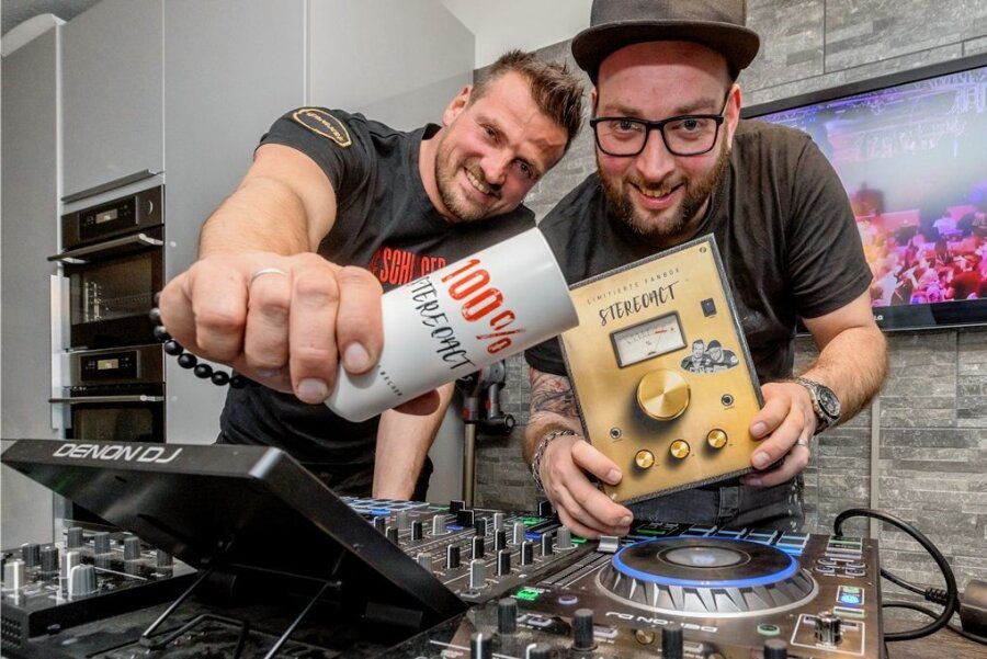 Stereoact: Mit neuem Hit und Fankonzert ins Jahr 2023 - Rico Einenkel (links) und Sebastian Seidel haben als DJ-Duo-Stereoact gerade wieder einen Hit gelandet. Für den Silvesterabend unterbreiten sie zudem ein musikalisches Angebot. 