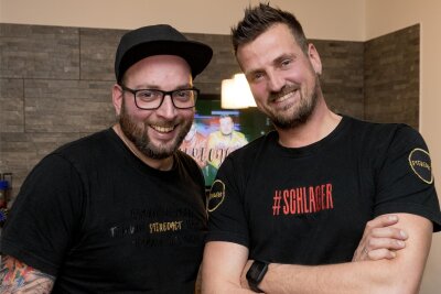 Stereoact und Andreas Gabalier: Diese Überraschung haben die DJs aus dem Erzgebirge jetzt für ihre Fans - Die Erzgebirger Rico Einenkel (rechts) und Sebastian Seidel sind Stereoact. Am Freitag präsentieren sie einen neuen Remix. Einmal mehr haben sie dafür einen bekannten Partner gefunden.