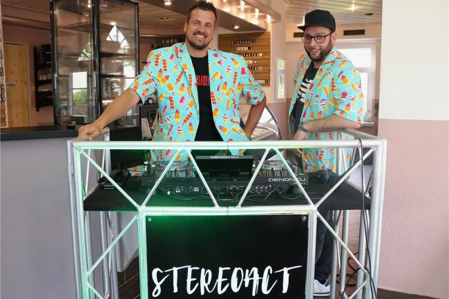Stereoact wollen Mut machen - Gastierten gut gelaunt in der Eismanufaktur Kolibri Flöha: Das DJ-Duo Stereoact Rico Einenkel (l.) und Sebastian Seidel. 