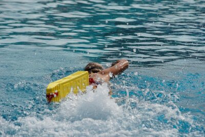 Stern des Sports: Rettungsschwimmer ausgezeichnet - Im Sommerferienlager der DLRG-Rettungsschwimmer trainierte auch Carolin Krenkel mit dem Rescue Tube. 