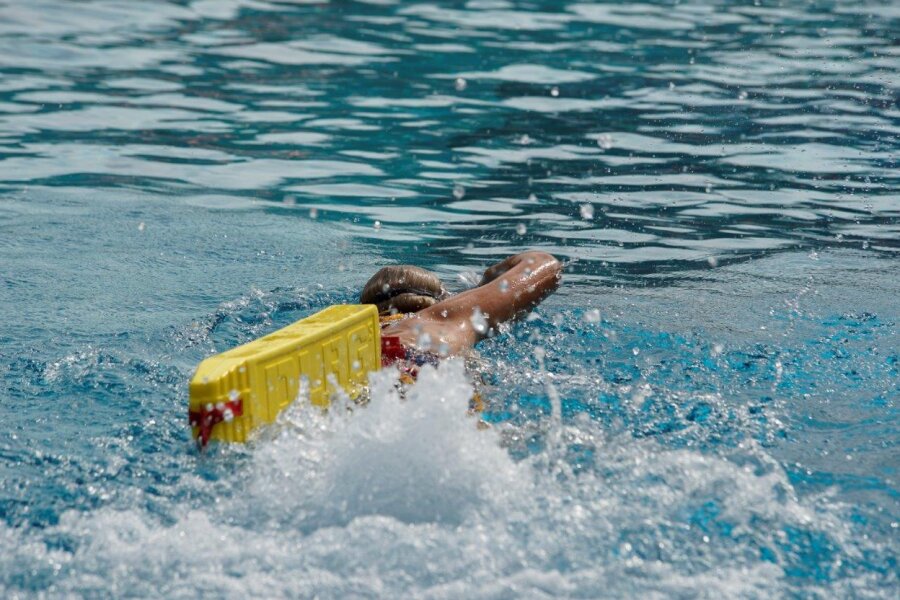 Im Sommerferienlager der DLRG-Rettungsschwimmer trainierte auch Carolin Krenkel mit dem Rescue Tube. 