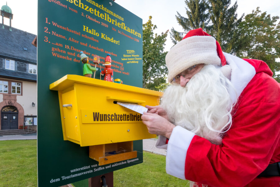 Sternemarkt und Wunschzettelbriefkasten: Weihnachtssaison in Seiffen eröffnet - Der Weihnachtsmann, verkörpert von Axel Wiedemann, hat seinen Wunschzettelbriefkasten wieder vor dem Seiffner Rathaus angebracht.