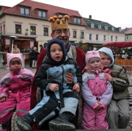 Sternenglanz und Märchenweihnacht - 
              <p class="artikelinhalt">Zur Märchenweihnacht in Meerane wurde König Drosselbart (Ekkehard Weiß) von den Kindern belagert. </p>
            