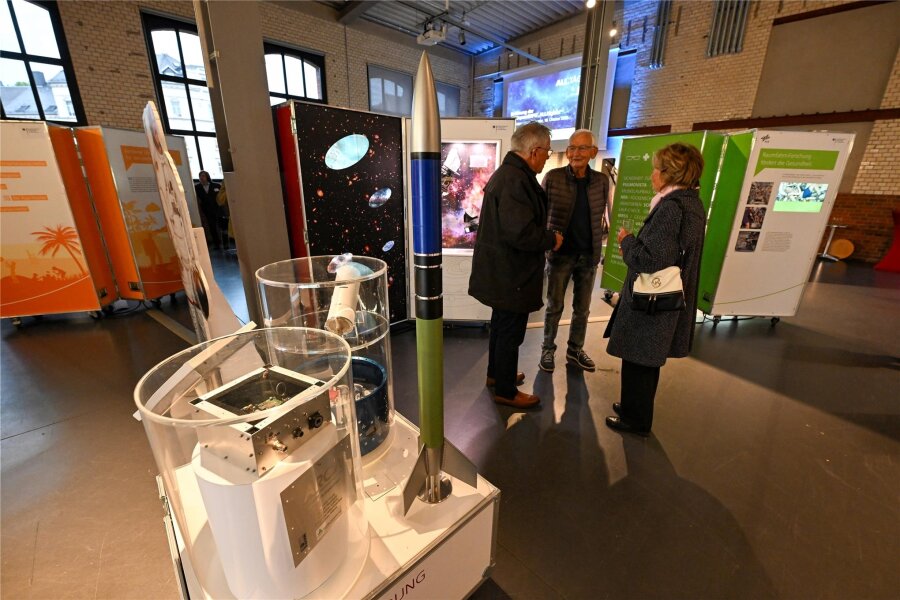 Sternenstaub auf der Kommode - eine neue Ausstellung im Industriemuseum Chemnitz - Es gibt nur eine Rakete in der Ausstellung, der meiste Inhalt wird über Schautafeln vermittelt.