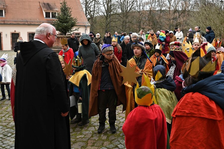 Sternsinger sammeln tausende Euro - Zum Abschluss der Aktion brachten die Sternsinger wie in den Vorjahren den Segen an der Klosterpforte an.
