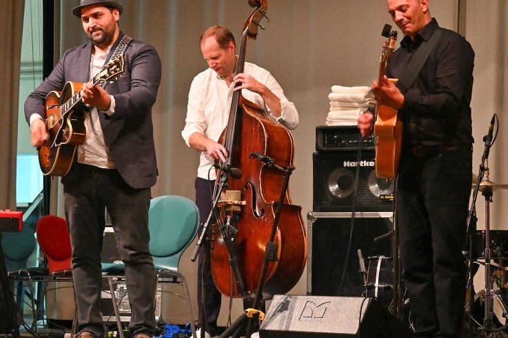 Sternstunde des Sinti-Jazz im Kraftwerk - Giovanni Weiss, Felix Behrendt und Janko Lauenberger (von links) beim furiosen Abschluss des Sinti-Jazz-Konzerts im Kraftwerk. 