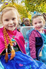 Sterntaler-Day: Schlosspark Lichtenwalde entführt in die Welt der Eisschwestern - Im Look der Eisschwestern aus dem Disney-Erfolgsfilm Tamara und Charlotte (beide 4).