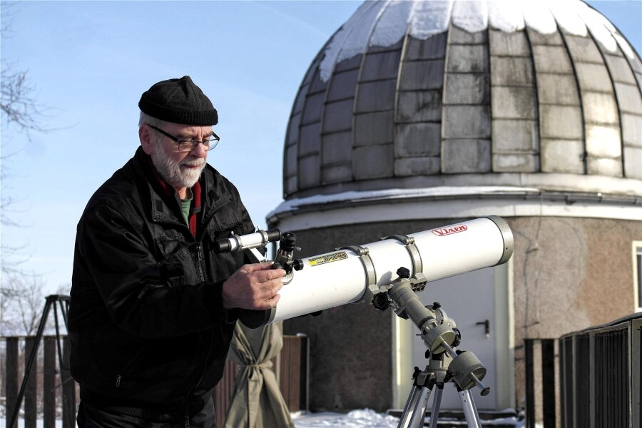 Sternwarte Hartha: Attraktion für junge Sternengucker - Hans-Dieter Köhler erklärt nicht nur, was am Himmel zu sehen ist. Auch Teleskope werden erläutert.