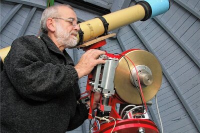 Sternwarte Hartha: Fragen der Gäste erwünscht - Hobbyastronom Hans-Dieter Köhler justiert eines der Teleskope der Sternwarte Hartha. 
