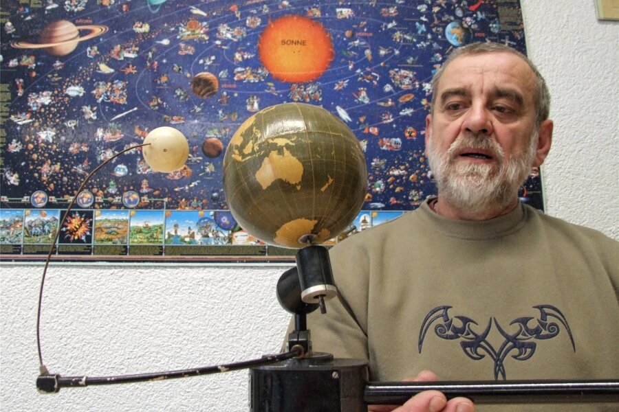 Sternwarte Hartha geht an Vermessung von Himmel und Erde - Hans-Dieter Köhler erklärt an Modellen, warum Tag und Nacht im Laufe eines Jahres verschieden lang sind.