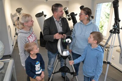 Sternwarte Schneeberg als besonders familienfreundlich ausgezeichnet - Mike Behnke vom Team der Sternwarte (Mitte) erklärt großen und kleinen Besuchern die Fernrohrtechnik .