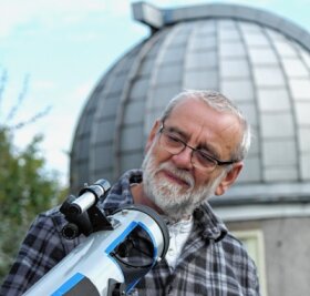 Sternwarte zeigt partielle Sonnenfinsternis - Hans-Dieter Köhler vom Verein Sternwarte zeigt ein Teleskop, das einen Blick auf das Innenleben zulässt, und wird Besucher am Sonnenteleskop einweisen. 
