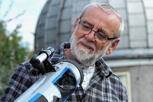 Sternwarte zeigt partielle Sonnenfinsternis - Hans-Dieter Köhler vom Verein Sternwarte zeigt ein Teleskop, das einen Blick auf das Innenleben zulässt, und wird Besucher am Sonnenteleskop einweisen. 