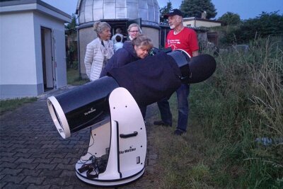 Sternwarte Zwickau lädt zum Beobachtungsabend - Das Newton-Teleskop in Dobson-Bauweise vor der Beobachtungskuppel im Kreuzberggelände Oberplanitz.