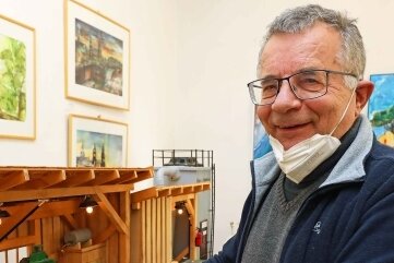 Österreicher kommt erneut nach Werdau - Der 73-jährige Bastler Alios Aigen-stuhler mit seinem Säge- und Hobelwerk. 