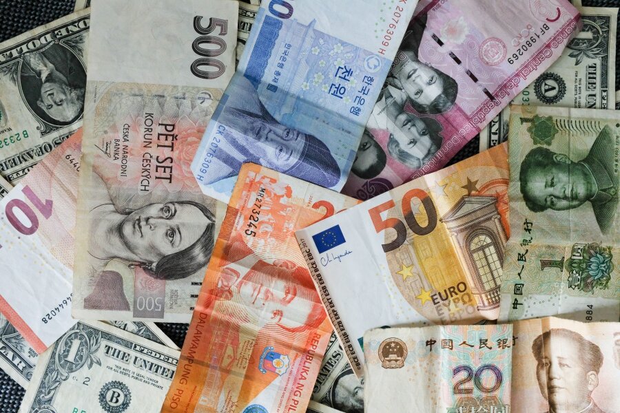 Steuerfalle Fremdwährungskonten: Das ändert sich ab 2025 - Ob Dollar, Pfund oder Franken: Wer Konten in ausländischer Währung besitzt, musste diese bislang selbstständig dem Finanzamt melden.