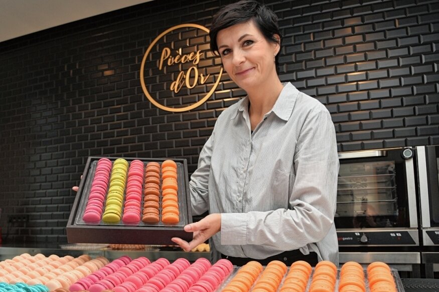 Stewardess erfüllt ihren Bäckerei-Traum - Eigentlich ist Nicole Zeune Flugbegleiterin bei der Lufthansa. In Plauen hat sich die 46-Jährige nun ihren Traum von einer eigenen Macaraon-Manufaktur erfüllt. 