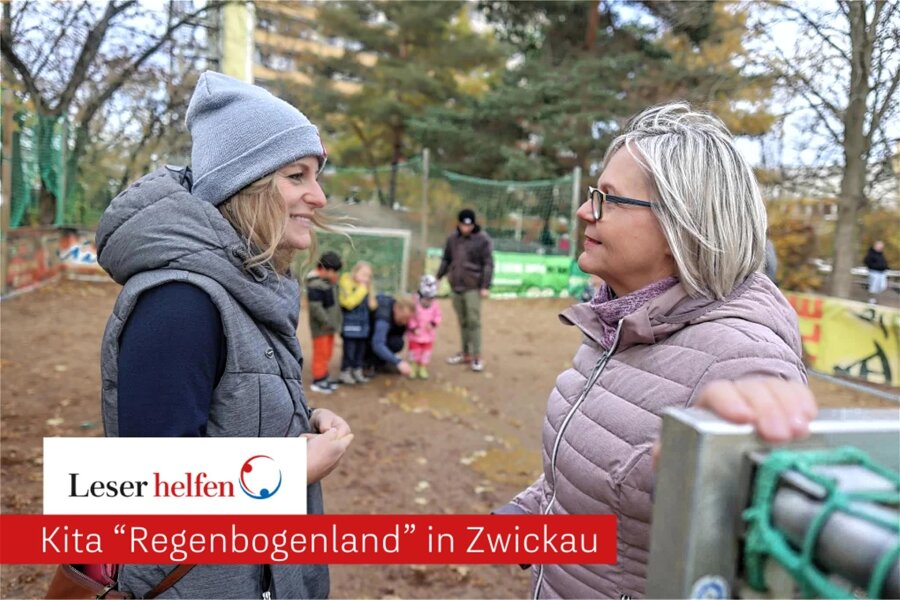 Stiftung bringt sich mit 3000 Euro in Zwickauer „Leser helfen“-Projekt ein - Vorstand Monika Uhlmann (r.) und Nadja Münzner vom Kuratorium der DRS Stiftung Kinderhilfe auf dem Spielplatzgelände der Kita „Regenbogenland“.