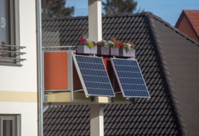 Stiftung Warentest: Nur eine Balkon-Solaranlage ist "gut" - Solarmodule für ein sogenanntes Balkonkraftwerk hängen an einem Balkon. Mancherorts können Anträge auf Förderung von sogenannten steckerfertigen Balkon-Fotovoltaik-Anlagen gestellt werden.